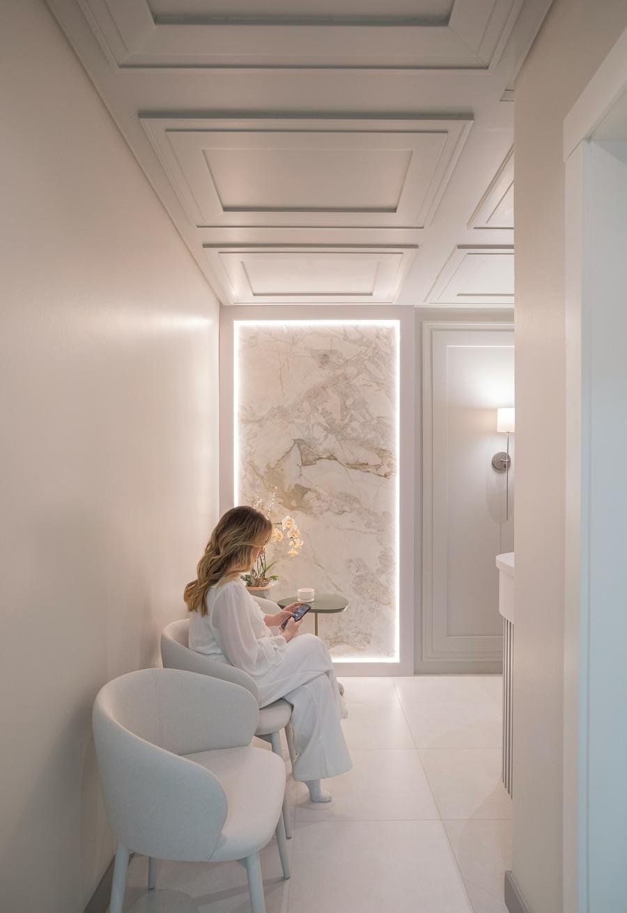 Sala de espera em tons claros com poltrona