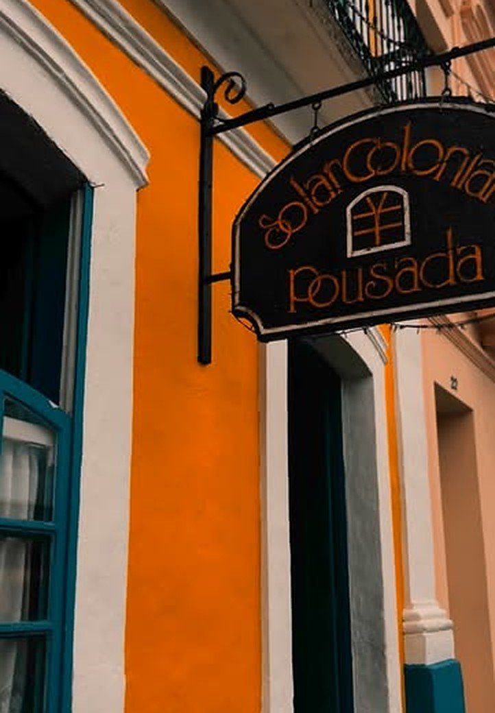 Fachada da Solar Colonial com a placa de ferro pendurada